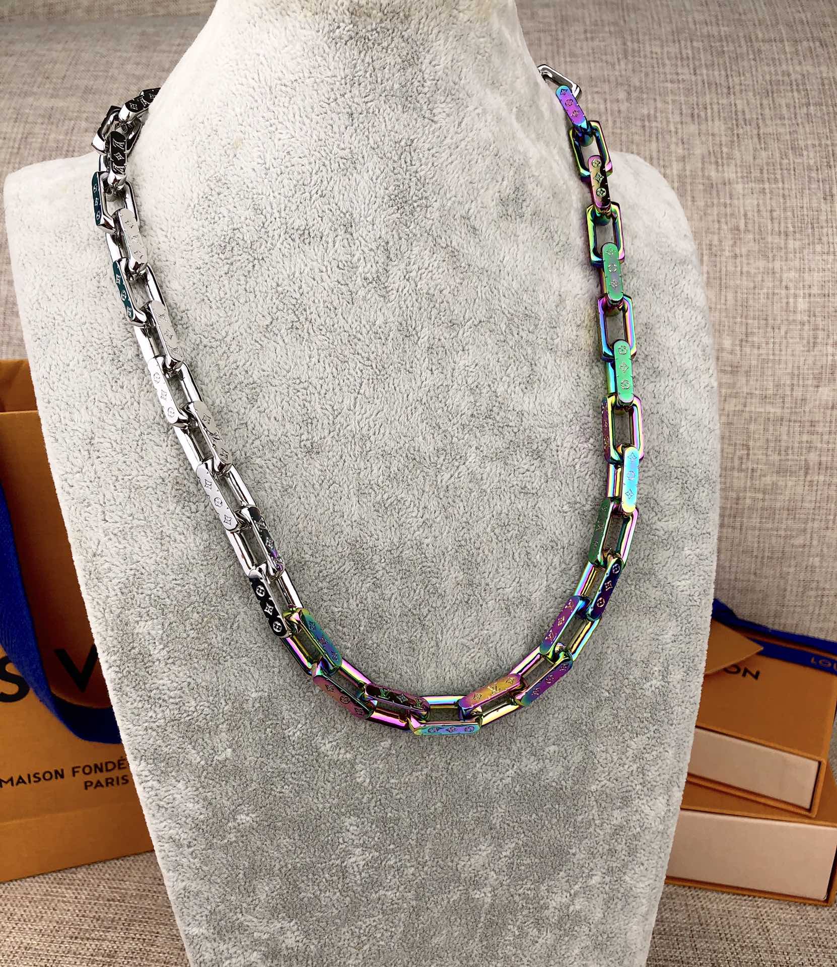 LV necklace 项链