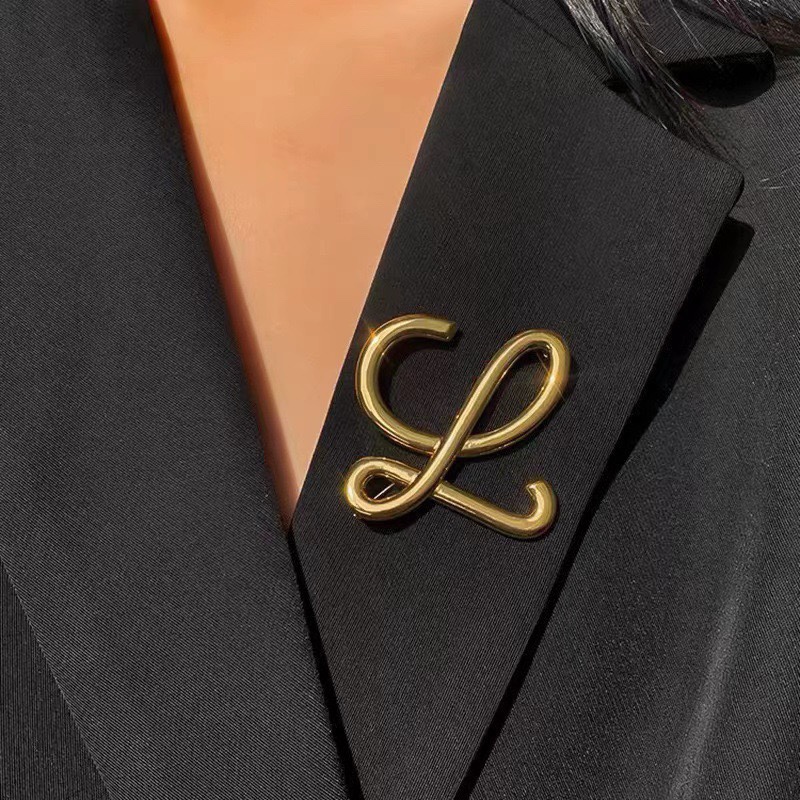 Loewe brooch pin