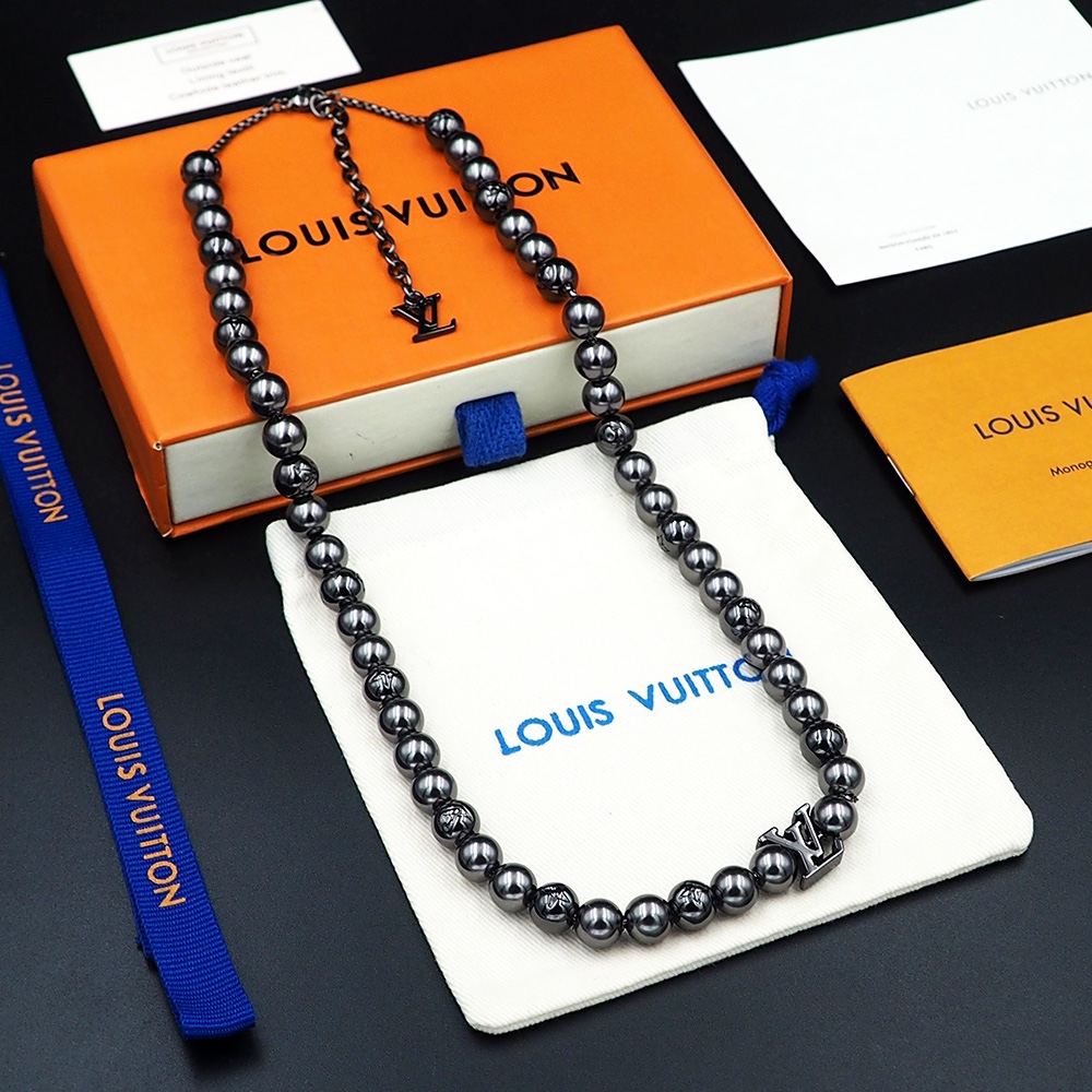 LV monogram pearls necklace